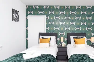 Image de Modern 2 bedroom apartment with parking and wifi.