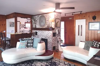 Image de Cozy 3-bedroom house, attached garage & private yard. \nBoat parking is available.