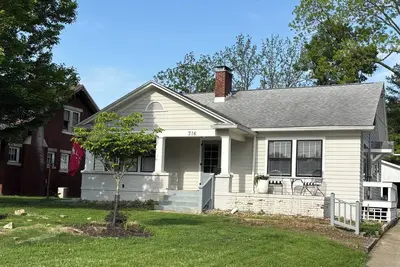 Image de Beautiful 3 bedroom home, 3 blocks from campus in peaceful Bloomington