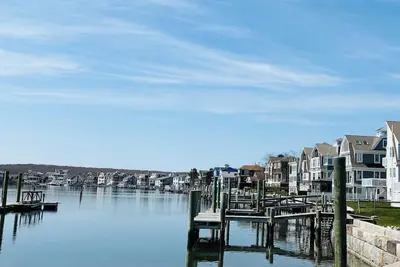 Image de Waterfront Comfort: 2-Bedroom Home in Prime Coastal Location