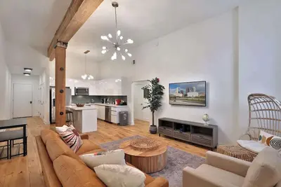 Image de Spacious Luxury Downtown Loft (Free Parking! )