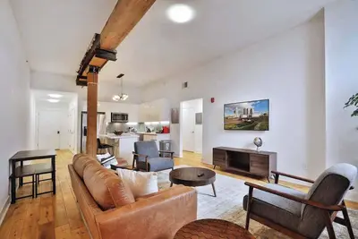 Image de Mid-Century Downtown Loft (Free Parking)