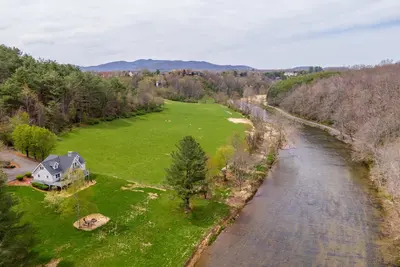 Image de Riverbank Retreat - Hot Tub, Game Room, & Fantastic River Access