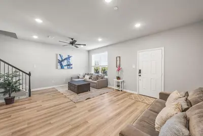 Image de A Modern Townhome Retreat in Sherman — It’s Pure Paradise!