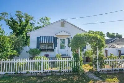 Image de Beach house with inground solar heated pool, hot tub, Sleeps 10