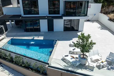 Image de Villa avec piscine et vue sur la mer