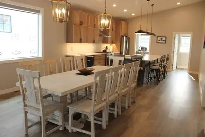 Image de RiverWest Stones Throw Chalet - Sauna - River View -25% off Ski Tickets