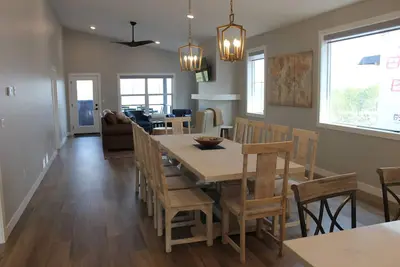 Image de RiverWest Superior Chalet - River View- Sauna -25% off Ski Tickets