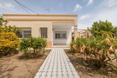 Image de Maison de vacances 'Teresa Deltebre' avec terrasse privée, Wi-Fi et climatisation