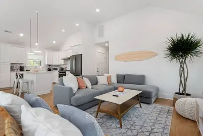 Image de Pure Shores - Private Hot Tub - Near Bay + Beach!