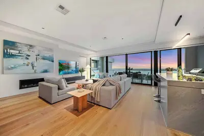 Image de Luxe 3-Storey Oceanfront Retreat