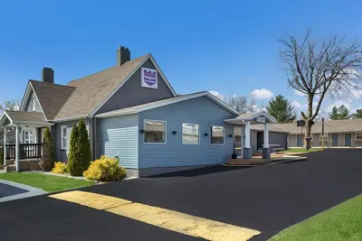 Image de Family-Friendly Suite: 2 Doubles, Kitchenette, Free Breakfast & Parking!