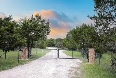 Image de Rustic and Private 5 Acre with Cottage for 4 w/ Hot Tub, Grill, Fire Pit + More!