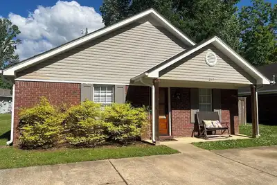 Image de Comfy 3-bedroom condo mere minutes from Ole Miss, the Square, & mTrade Park