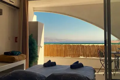 Image de Appartement rénové 2 pièces avec vue mer • Parking gratuit • Tout équipé