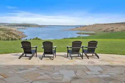 Image de Elegant Creekside Retreat