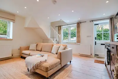 Image de Cottage au bord de la cour pour les couples, Sans dépôt