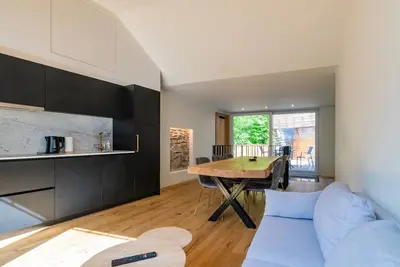 Image de Maison à La Roche avec vue sur le château