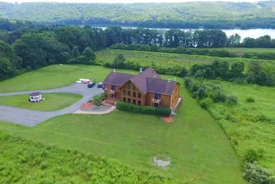 Image de Spacieuse maison en rondins 8bd 7ba sur le lac Beltzville dans le sud de Poconos - Pas de bal
