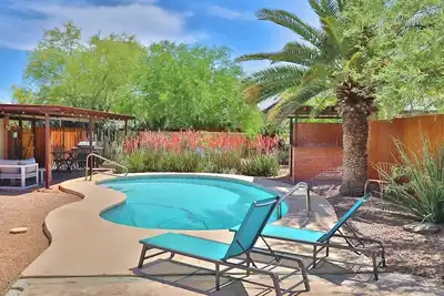 Image de Welcoming 3-bedroom, 2-bathroom Retreat with Pool Nestled In the Heart of the City.