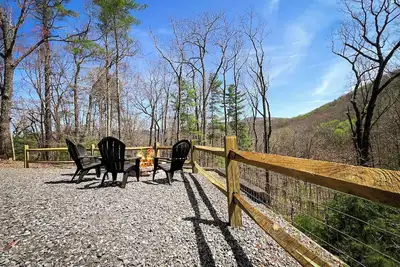 Image de Mountain Oak | Year-Round Mountain Views