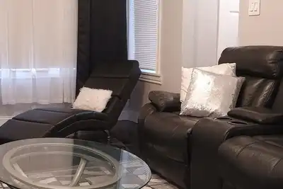 Image de Beautiful 4 bedroom 2 bath pet friendly Chicago brick bungalow