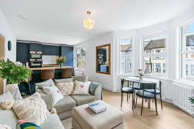 Image de Design-Led 3br Apt | Peaceful Hove Base near Beach