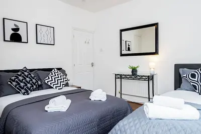 Image de 4 Bedroom Home Perfect for Contractors - Central Location