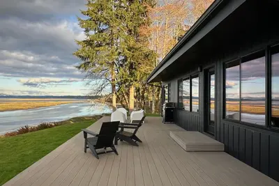 Image de Private Modern Retreat with Stunning Riverfront Views!