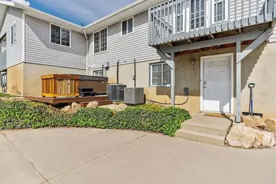 Image de Pet Friendly, Hot Tub & Fully Fenced Backyard!