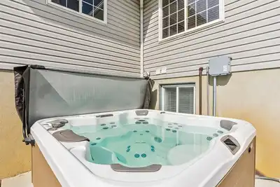Image de Private HotTub, Veranda & Fully Fenced Yard!
