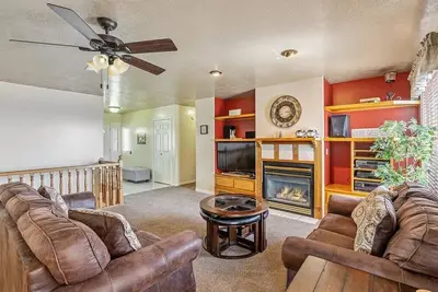 Image de Garage, Hot Tub and Fully Fenced Backyard!