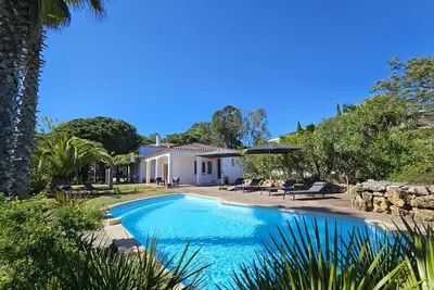 Image de Grande villa pour 10-12 personnes avec piscine, grand terrain, au calme
