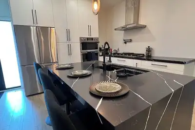 Image de 2000 sqft Luxury Modern Home Close To Square One.