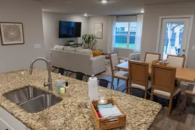 Image de Charming 4-bedroom family home with incredible Pergola outdoor space.