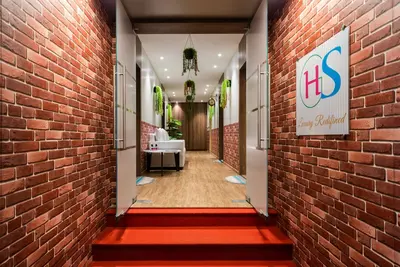 Image de Moderene Studio with Kitchen with amenities.