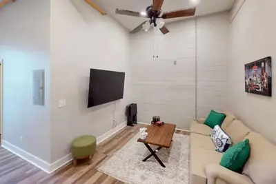 Image de Ada|2br|Warehouse Suite|Exposed Brick|Modern Theme