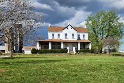 Image de Charming 4bdrm Farmhouse Retreat. Private Pool & Fishing Lake Access, cap. for 11