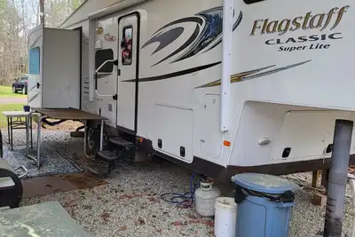 Image de Cozy Rv at Blue Springs Landing with all the comforts of home.