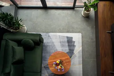 Image de Wolu Villa Loft, Experience the allure of expansive floor-to-ceiling windows,