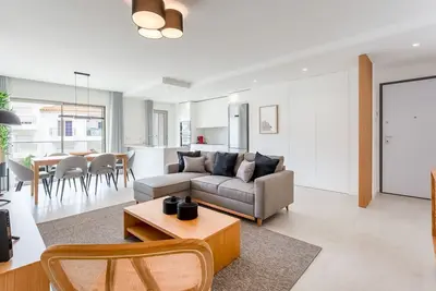 Image de Modern 2br w/ Rooftop Pool & Parking by LovelyStay