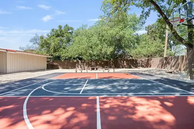 Image de Pickleball Court House Close to Tech and Hospitals