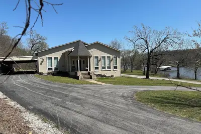 Image de New-gorgeous water front home with private dock