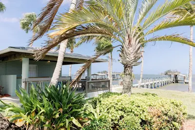 Image de 2 Bedroom 3 Bathrooms with Private Dock & Outdoor Cabana Directly on the River