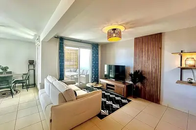 Image de Petit Cocon à Saint-Denis avec terrasse et vue mer