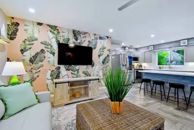 Image de Florida Oasis: Saltwater Pool, Tiki Bar, Cozy Guest Bungalows, Near Beaches!