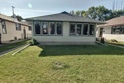 Image de Basement 3 bdrm close to airport\/everywhere Eat\/Shop\/Bus\/Park\/Cinema\/Library. . .