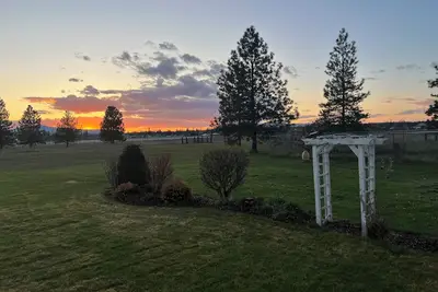 Image de 7 minutes to Silverwood 3-bedroom cottage Ac, WiFi, Hot Tub, Pool Table