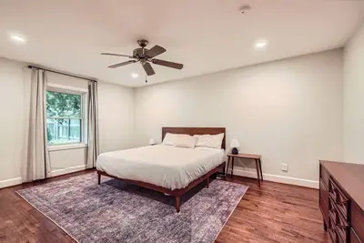 Image de Family-Friendly Home in Braeswood - Prime Location