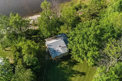 Image de Nature Lover’s Dream – Riverfront Stay with Expansive Private Yard & Hot Tub